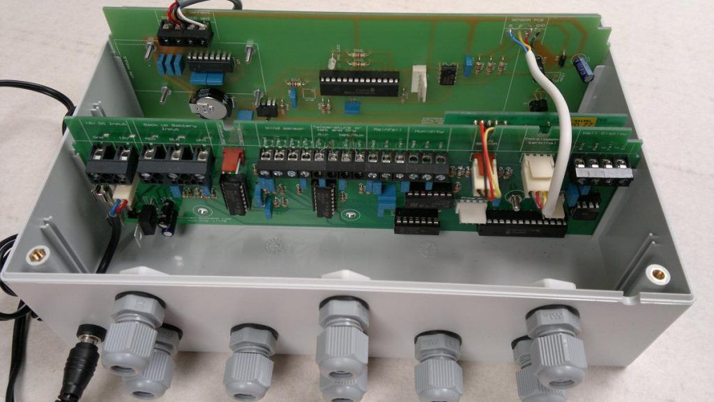 MetPlus electronic weather station internal view with lid removed.